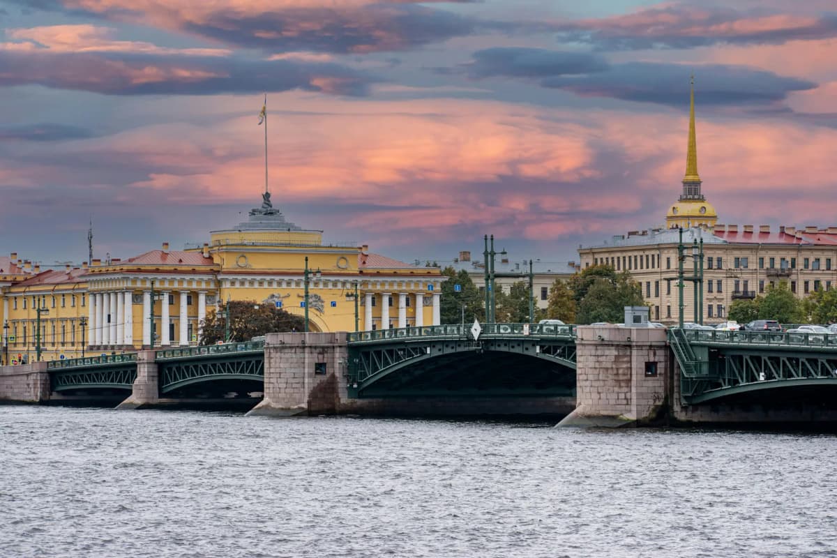 Pont du Palais et Amirauté à Saint-Pétersbourg, golden hour