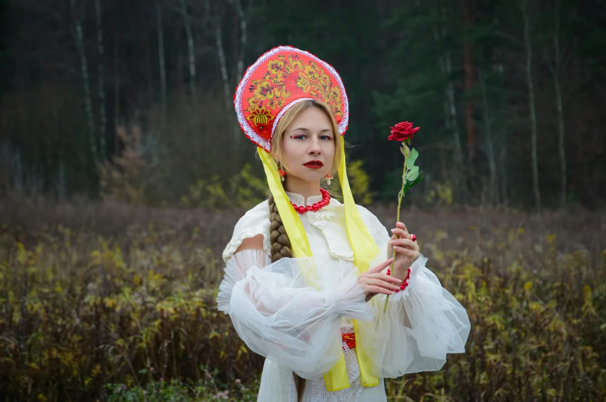 Jeune femme ukrainienne en costume traditionnel slave brodé, forêt d'automne