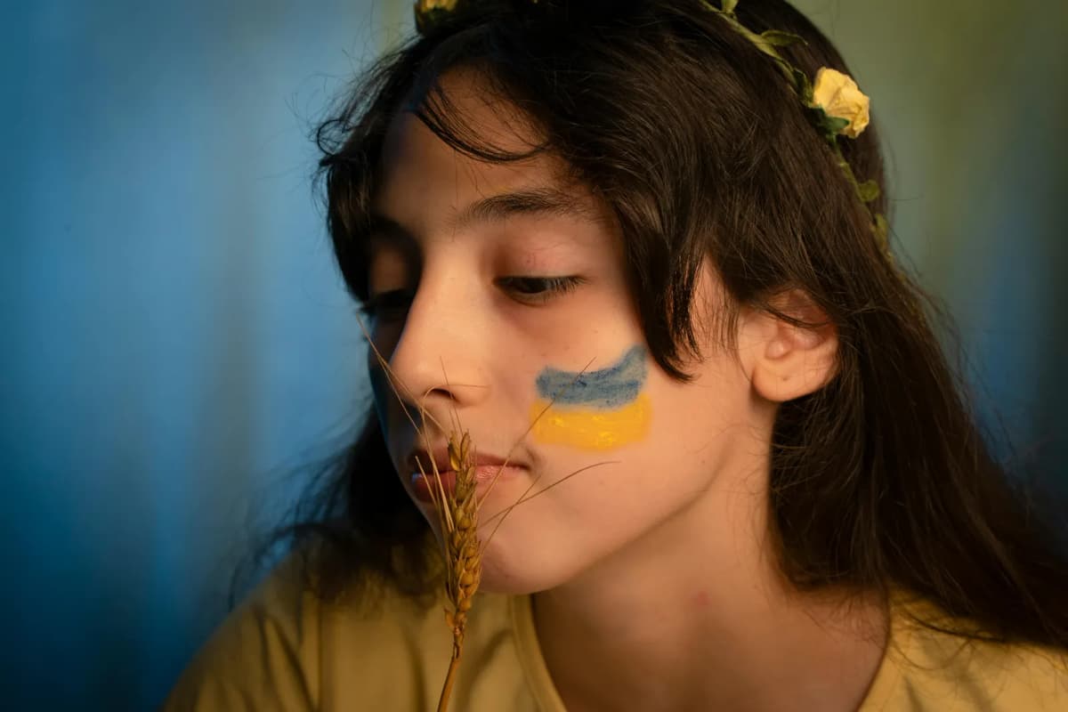Jeune femme ukrainienne avec couronne de fleurs (vinok), profil rêveur