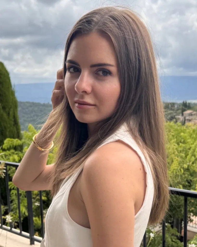 Photo d’Anastasia en gros plan avec de longs cheveux détachés