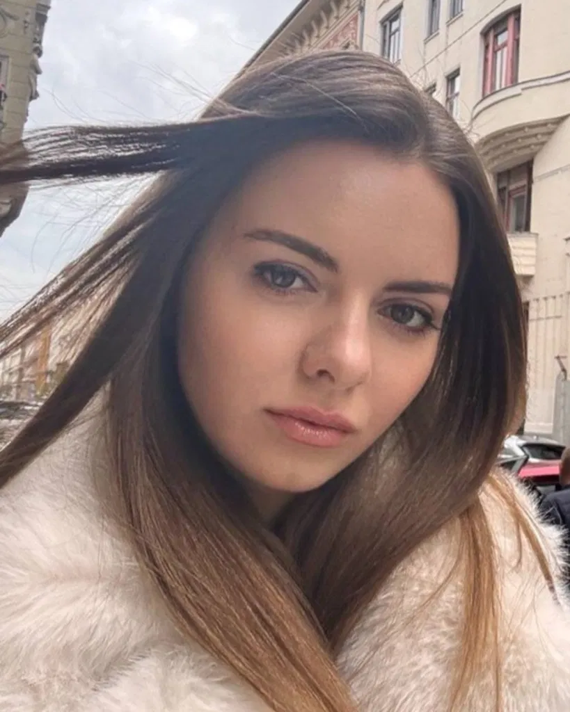 Photo d’Anastasia avec de longs cheveux détachés flottant au vent, portant des vêtements d’hiver