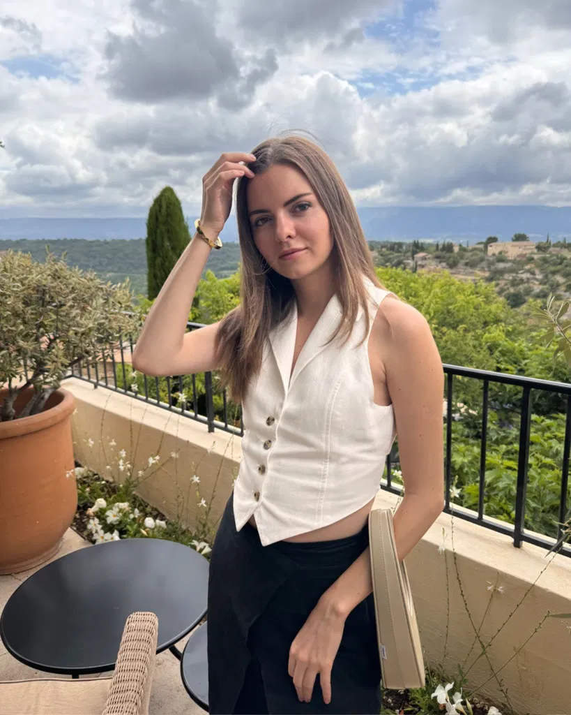 Anastasia devant une vue sur une vallée verte