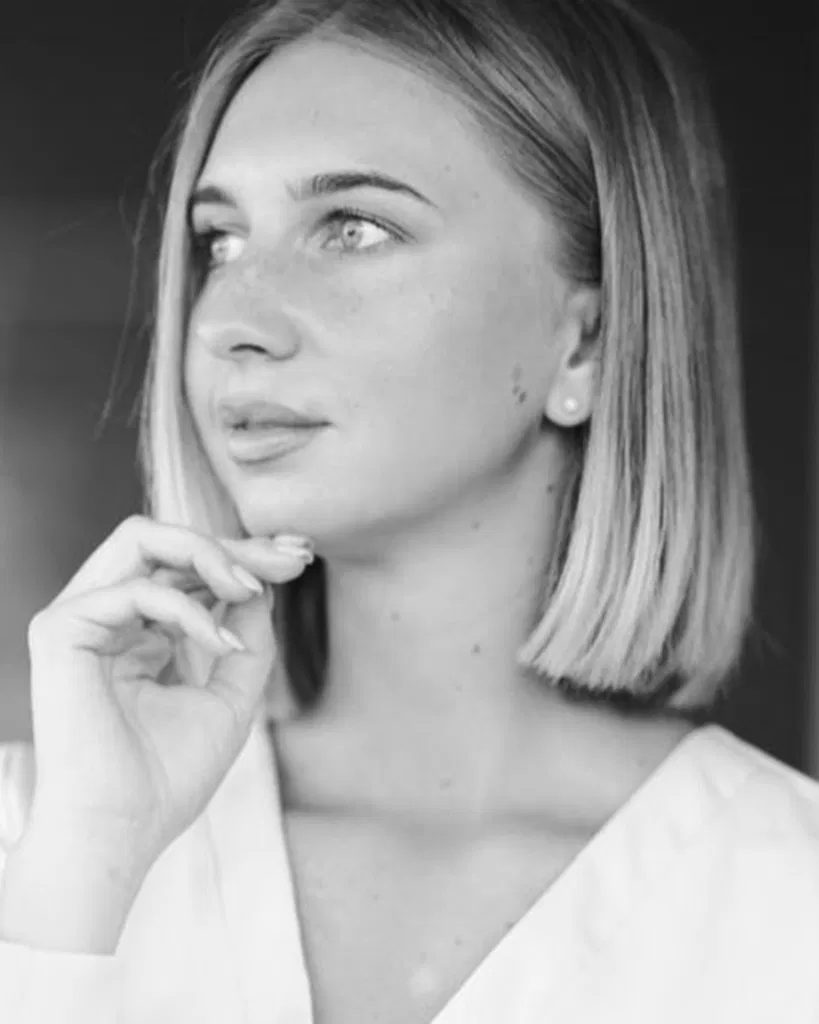 Portrait de Maria en noir et blanc avec des cheveux détachés