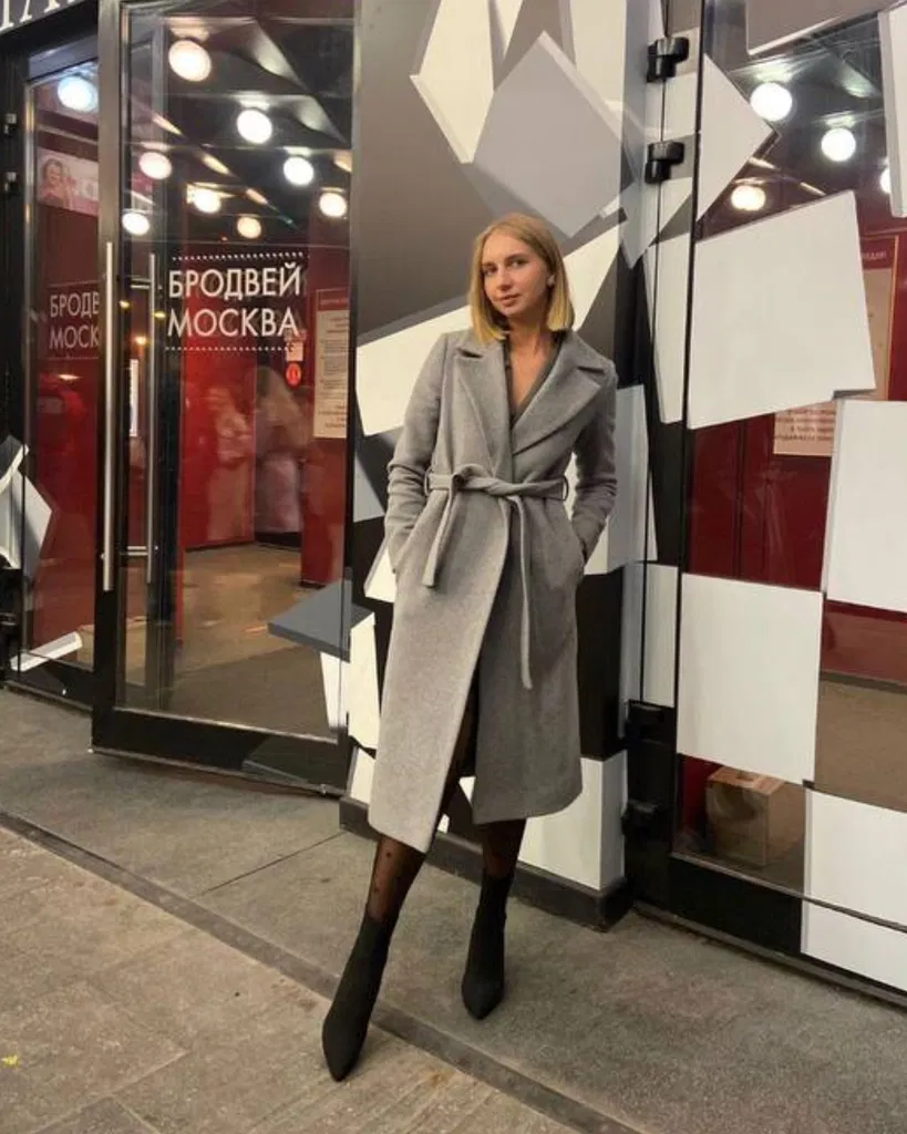 Photo de Maria en plein pied devant l’entrée d’une salle de concert