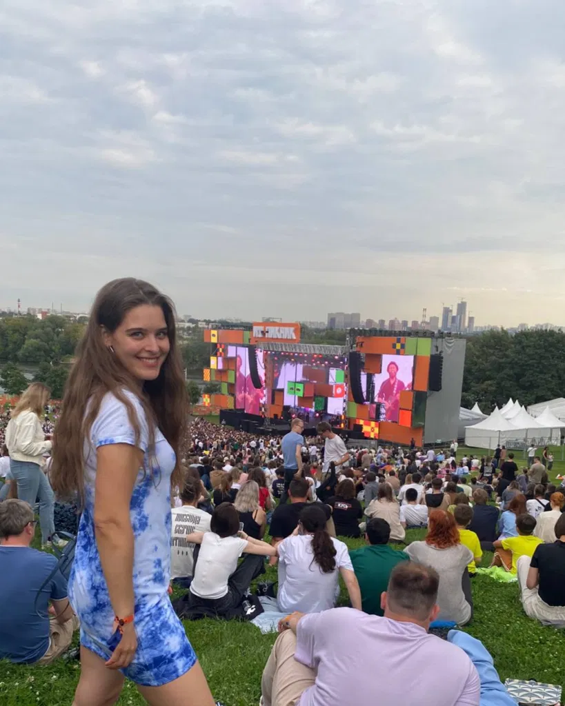 Olga dans une robe blanc-bleu lors d’un événement