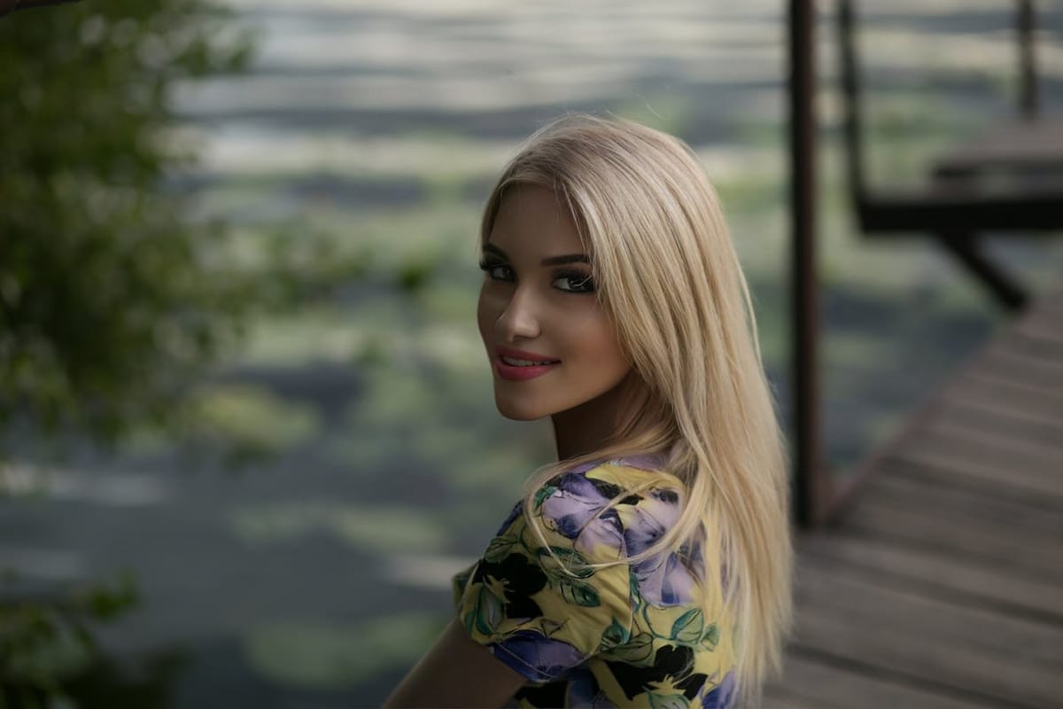 Femme slave élégante au bord d'un lac — illustration matchmaking international pour homme suisse