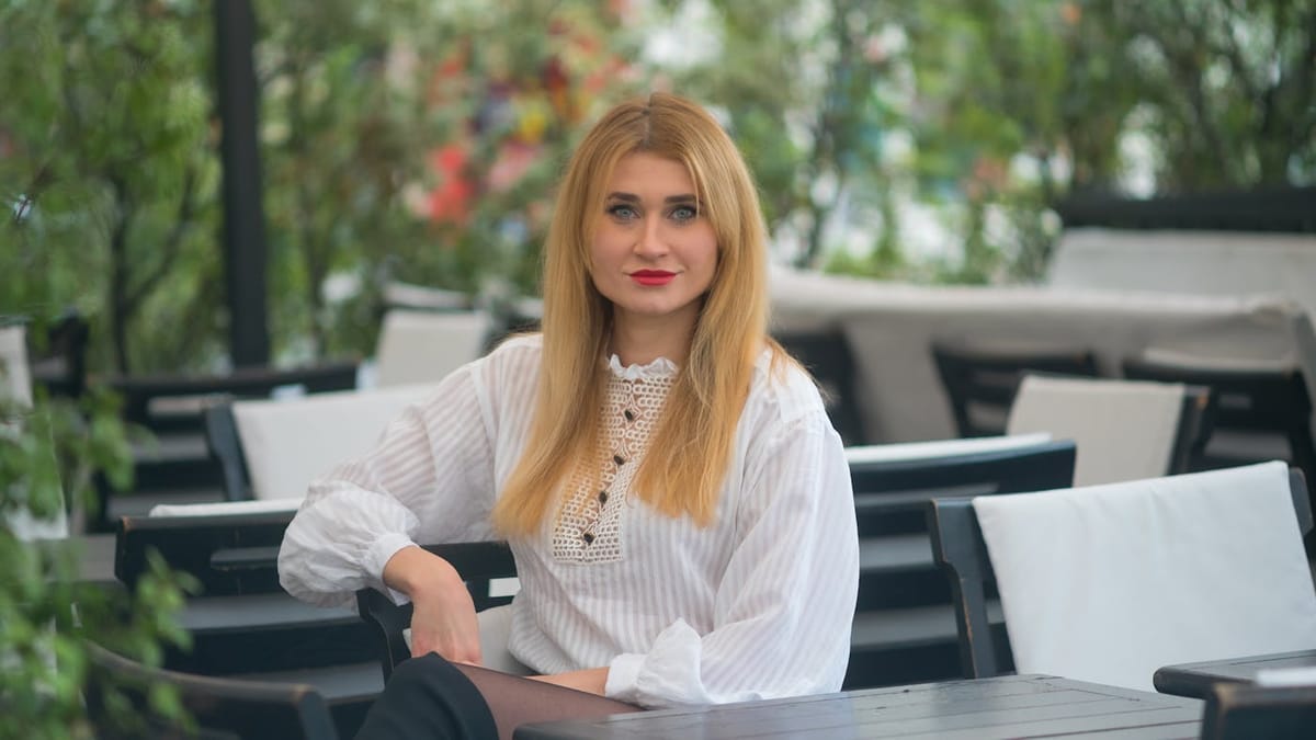 Femme slave élégante dans un café parisien — illustration diaspora russe en France