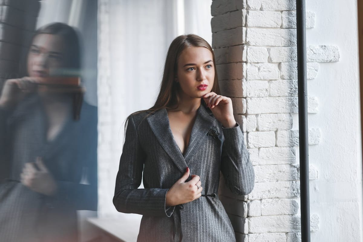 Femme russe pensive en blazer — portrait culturel et mentalité slave 2026