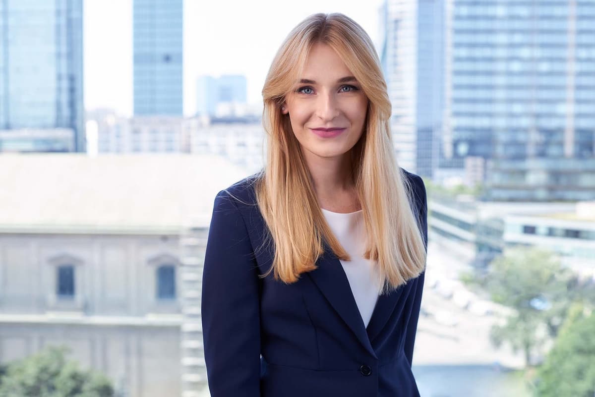 Femme de l'Est élégante à Varsovie, illustrant la diversité des profils féminins d'Europe centrale et orientale